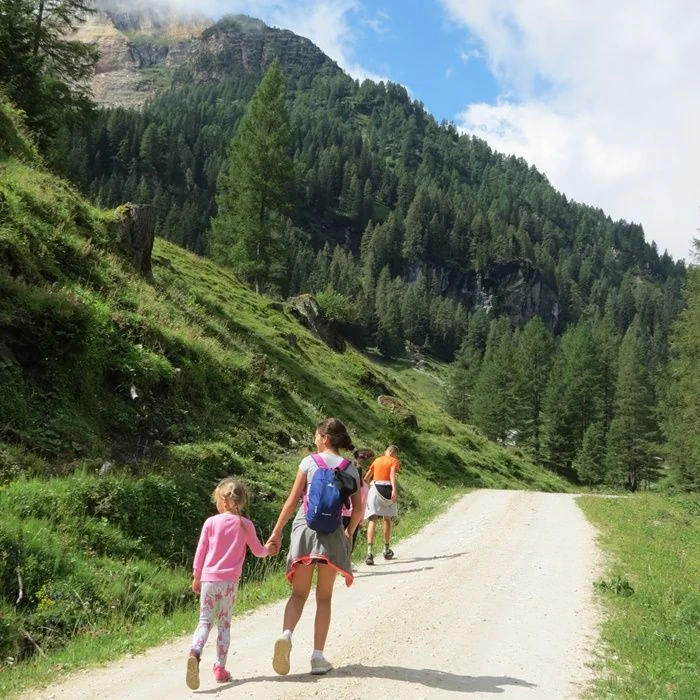 családi nyaralás pihenés aktív kikapcsolódás Raurisban Ausztriában