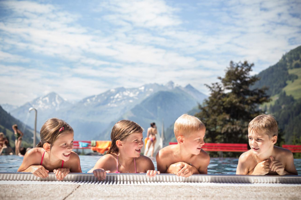 Sonnblickbad-strand-alpesi-panorámával